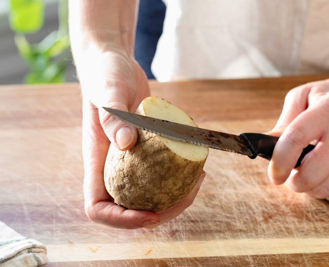 برطرف کردن زنگ زدگی چاقو با سیب زمینی رفع زنگ زدگی چاقو